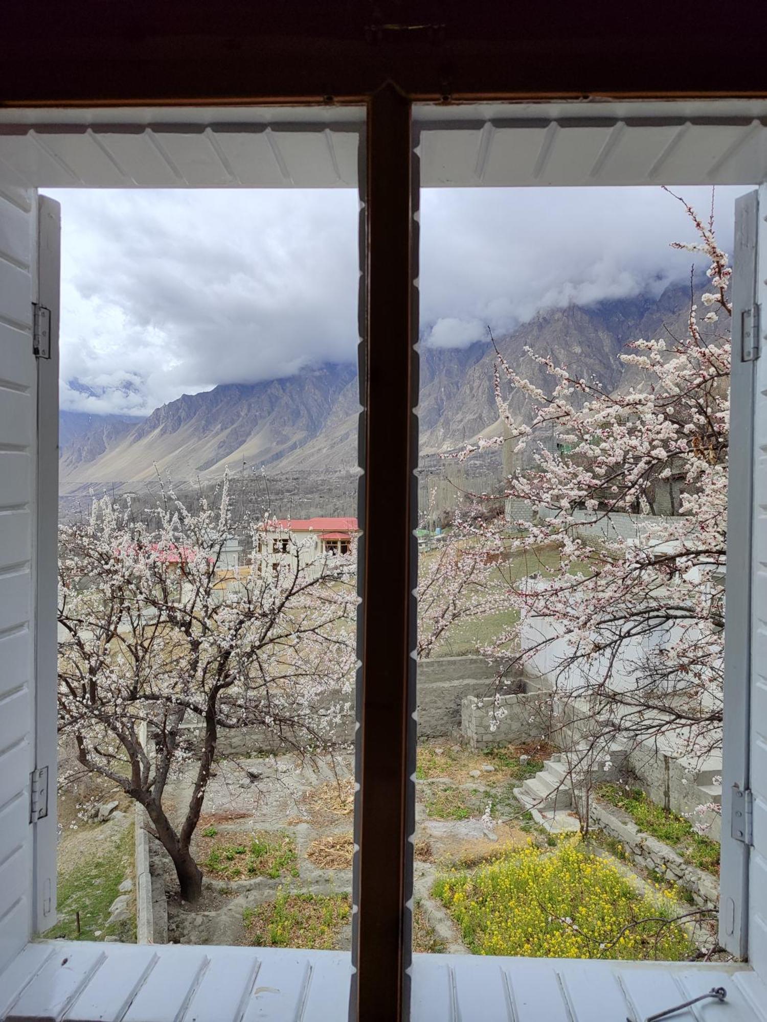 Отель Hunza Lounge Karimabad  Экстерьер фото