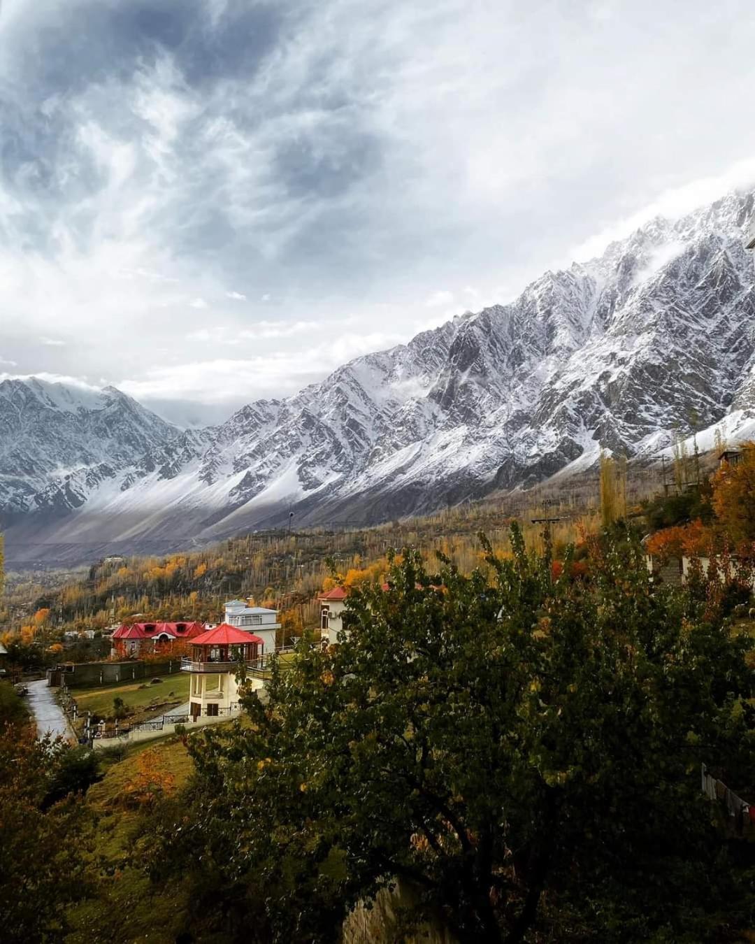 Отель Hunza Lounge Karimabad  Экстерьер фото